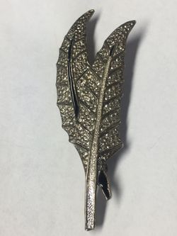 SILVER TONE LEAF BROOCH 😍😍