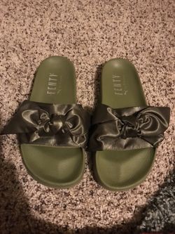 Fenty pumas slides like new