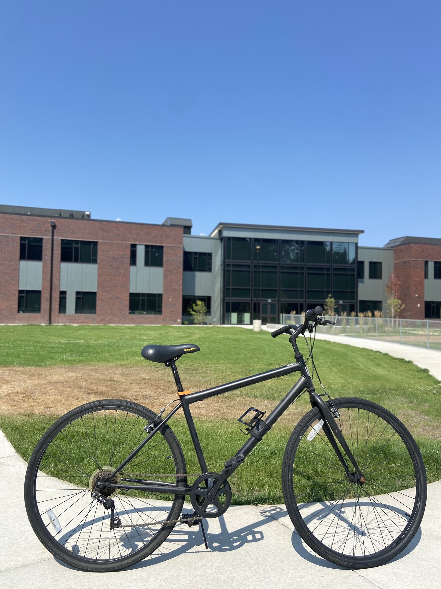 Bike Mongoose Hotshot 700c Hybrid Bicycle For Sale 7-speed 