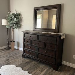 Queen bed and dresser with mirror