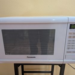 Panasonic 1.2-cu ft 1200-Watt Countertop Microwave (White)
