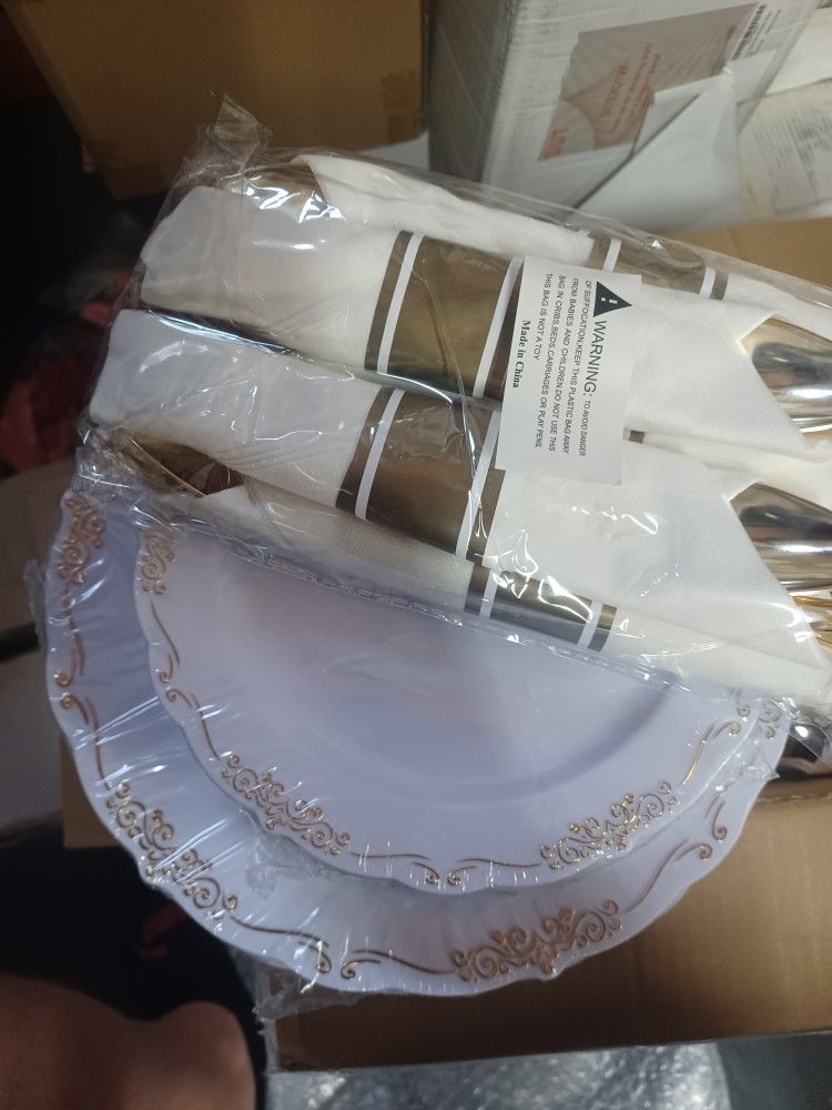 25 place setting plastic dinnerware set