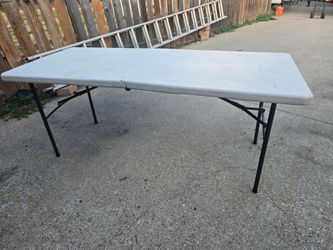 Portable folding table