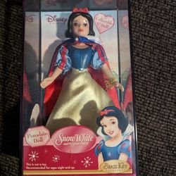 2005 Disney Princess Collectible 5 " Porcelain Doll Snow White Brass Key Keepsake 