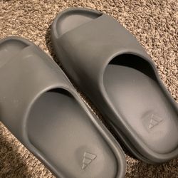 Gray Yeezy Slides Size 9