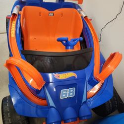 Power Wheels Hot Wheels Racer 12V Ride On and Playset with 5 Hot Wheels Die-Cast Vehicles