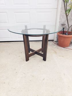 Dining Table In Excellent Condition
