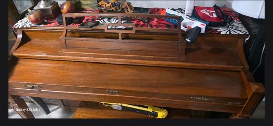 Baldwin piano in good condition. Great for teaching young kids to start piano lessons. Bought for over $3,600 still have the papers.