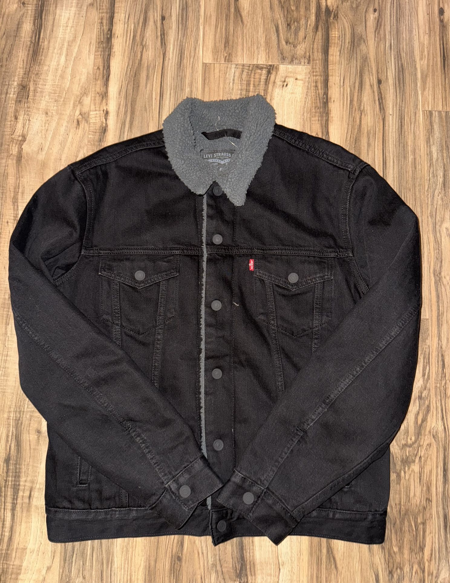 New men’s size medium Levi’s Sherpa jacket