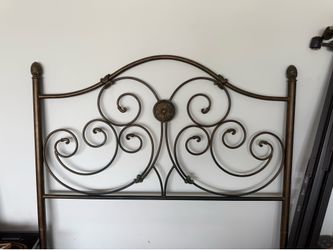 Head board / bed frame