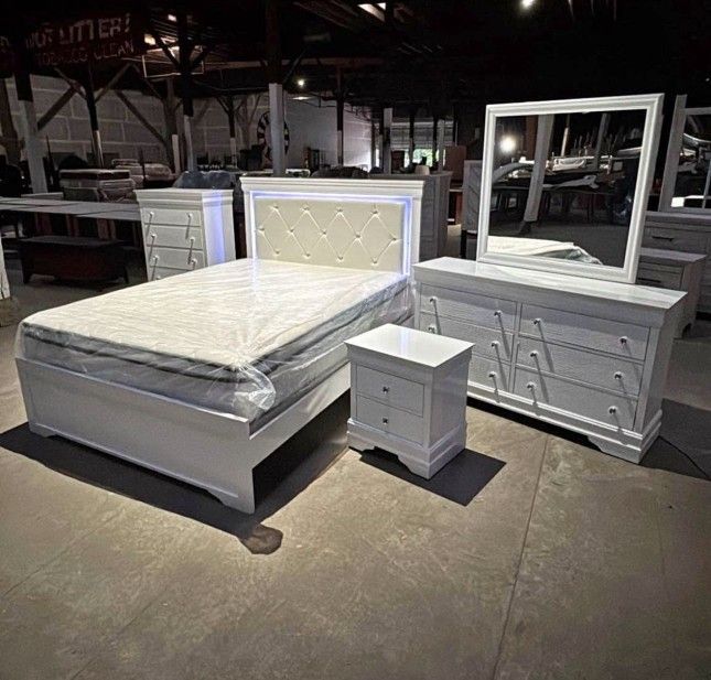 Complete Bed Room Furniture With Bed And Dresser And Mirror Set