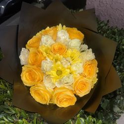 International yellow flower day bouquet arrangement Flores