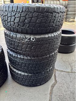 Tengo un Set de llantas en muy buenas condiciones, marca NITTO TERRA GRAPPLER LT 295/65R20 instaladas y balanceadas por el mismo precio $400