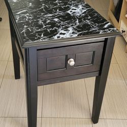 (1) End/Side Table or Night Stand