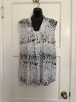 Ladies Dana Buchman White V-Neck Sleeveless Top with Black & Tan Spot Print 🍷