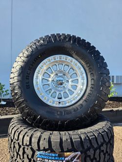 17" KMC w/  37" Ridgecrawler RT tires 🔥