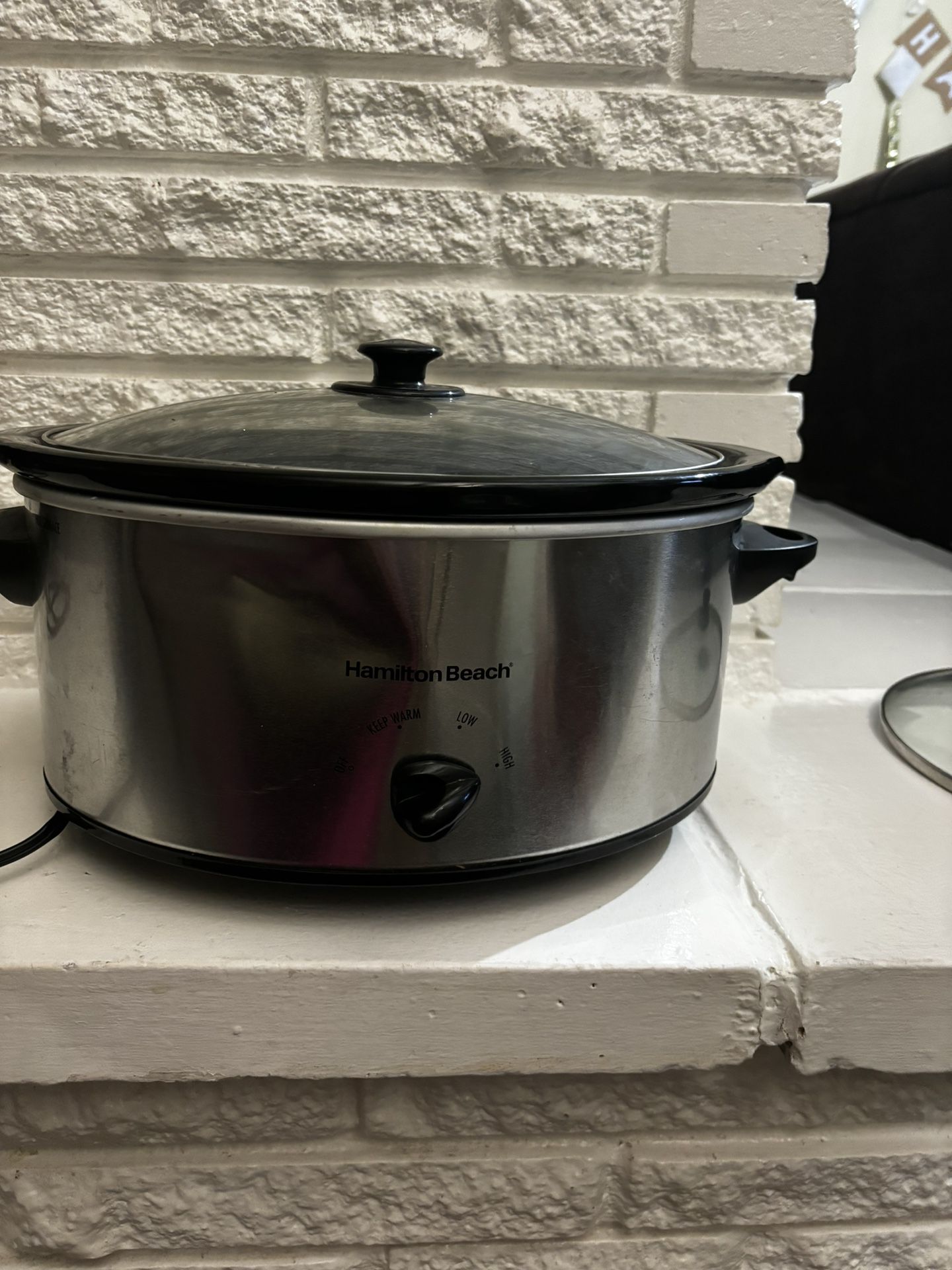 6 Quart Slow Cooker Hamiltan beach working perfectly small dent outside