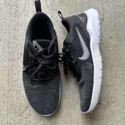 Nike Women's Flex Experience Run Size 7