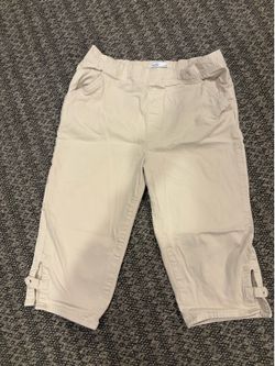 Croft & Barrow women's cargo capri pants in a neutral beige color, featuring a comfortable elastic waistband.