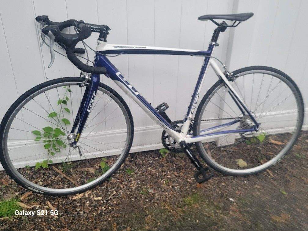 GT Series 4 Men’s Road Bike. 55cm Frame 
