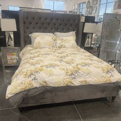 King or Queen size bedroom set . Includes: Headboard, Footboard, Side rails & slats.