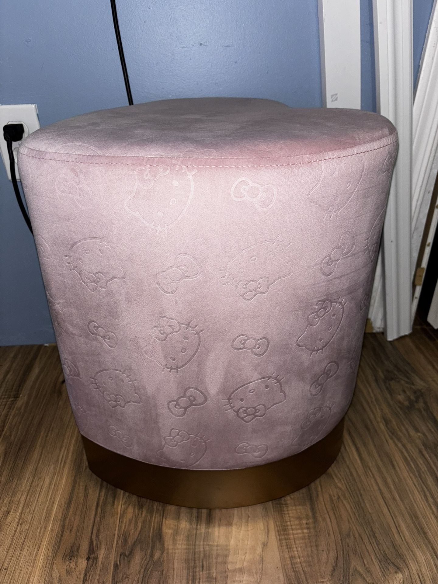 hello kitty heart stool