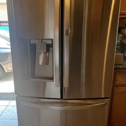 LG Refrigerator/freezer. ⚠️NEEDS NEW COMPRESSOR. CAN BE FOR PARTS.⚠️ READ DESCRIPTION ❗️