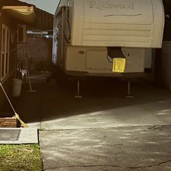 2006 Forest River 5th Wheel Rockwood 8281ss