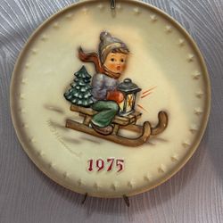 Hummel Annual plate 1975 with boy on sleigh 