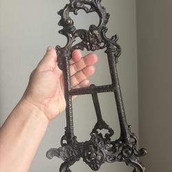 Black Easel 