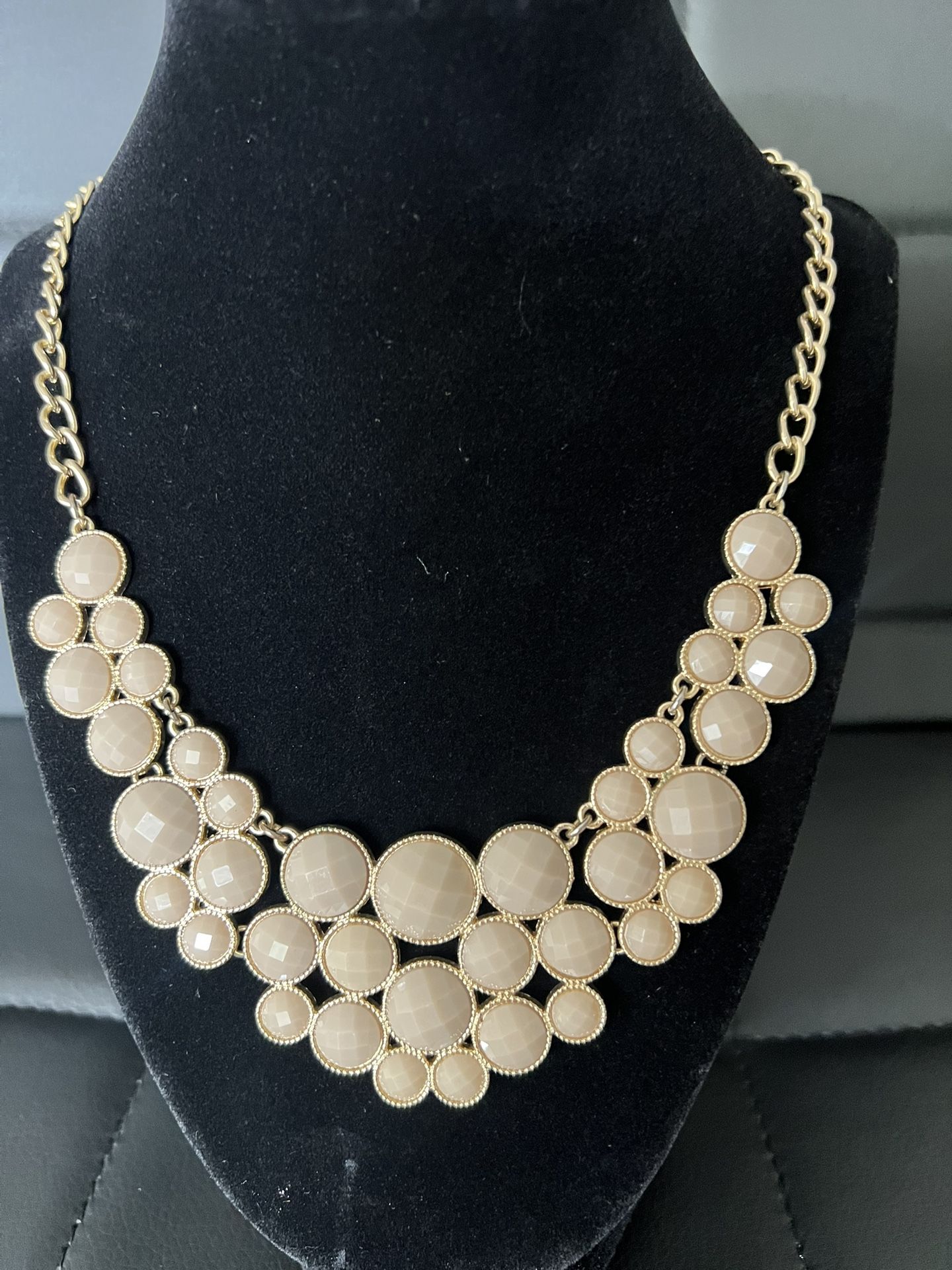 ✨ Elegant Statement Bib Necklace – Champagne Beige Faceted Discs