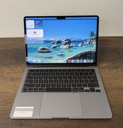 13.6" MacBook Air M2 8 Core*256GB SSD*8GB RAM