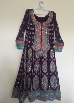 Party or wedding wear dress in excellent condition size large! Very beautiful dress