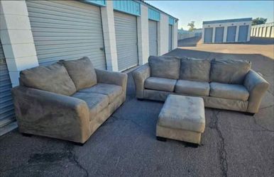 Couch set in good condition located in Mesa crossroads Main Street and Gilbert rd