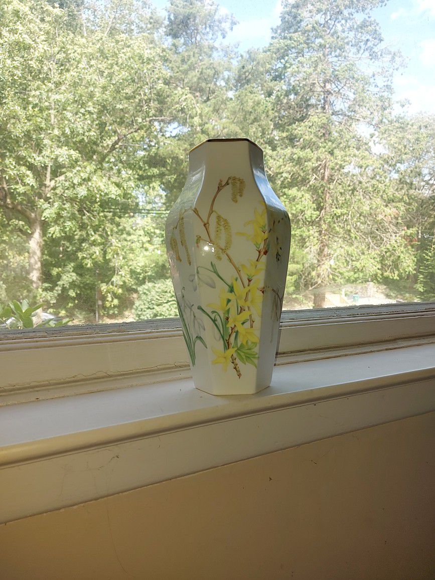 Wedgwood Bone China 1979 Classic Vase