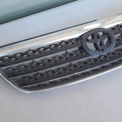 2005 - 2008 TOYOTA COROLLA GRILLE GRILL GENUINE USED OEM.  H5