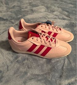 Women’s 7.5 Adidas