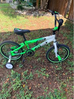 Avigo AX1600 children Bicycle almost new with training wheels installed