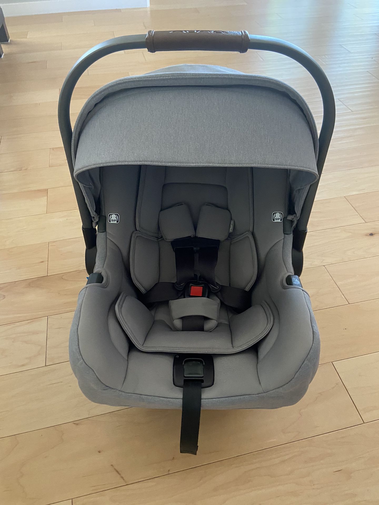 Nuna pipa Car seat & Base 