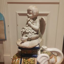 Garden stature Sitting angel with the big wing