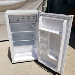 Mini Refrigerator With Freezer 