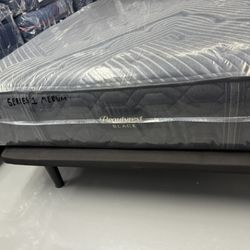 QUEEN SIZE SIMMONS BEAUTYREST BLACK LEVEL 1 (MEDIUM) MATTRESS & BOX SPRING BED SET