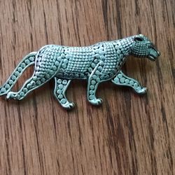 Vintage 1980s silvertone dotted leopard / cheetah pin / brooch
