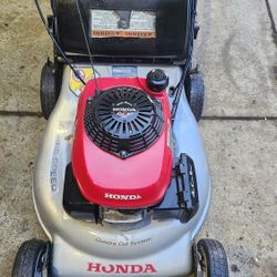Honda HRR216 Quadra Cut Self Propelled Rear Wheel Drive  Lawn Mower 