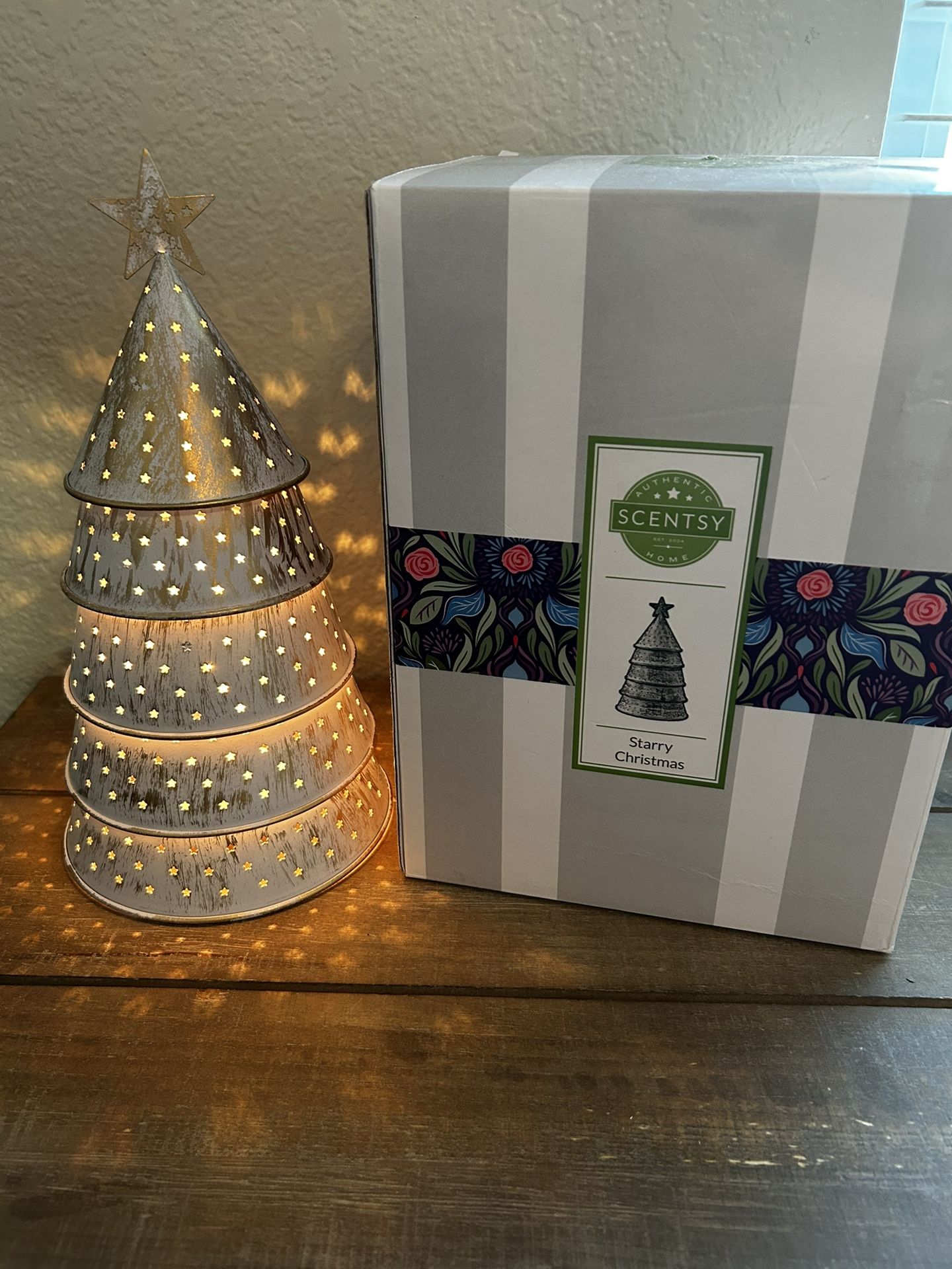 🎄Brand new! Scentsy “Starry Christmas” electric White Metal Christmas Tree Warmer🎄