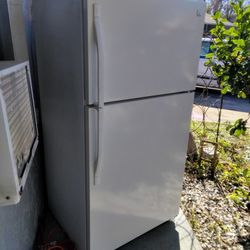 Very Nice Hardly Got Used Ice Cold Kenmore Refrigerator