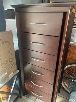 6- Drawer Tall Dresser / Chest of drawers