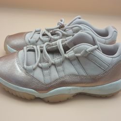 Jordan 11 Retro Low
Rose Gold (Women's)