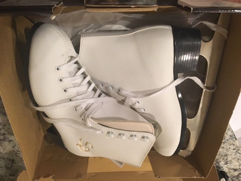 Women skates size 8 new in box
