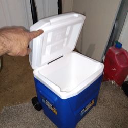 Igloo Locking Telescoping Handle Wheeled Cooler